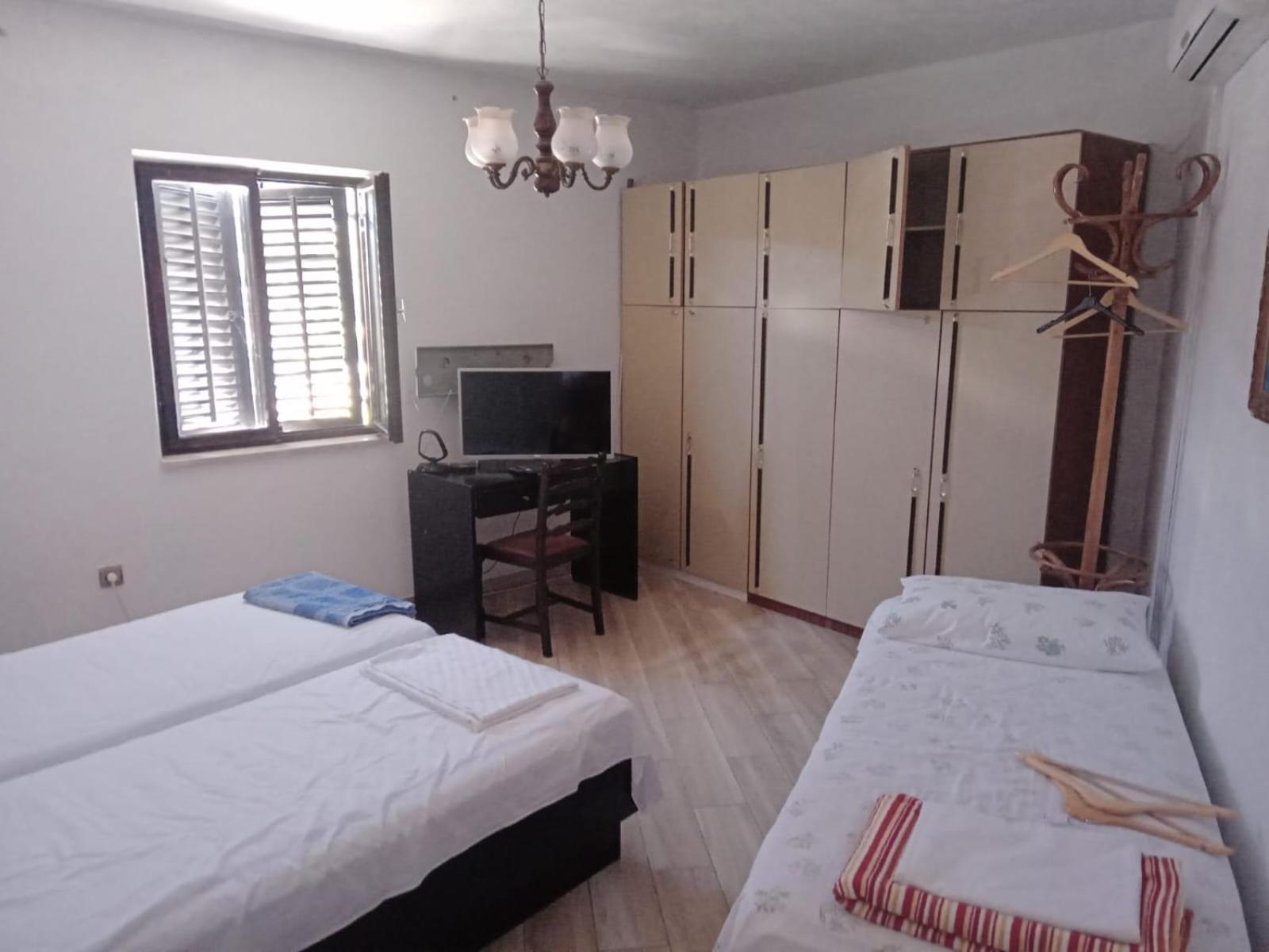 Apartments Nikola Pucisca Bagian luar foto