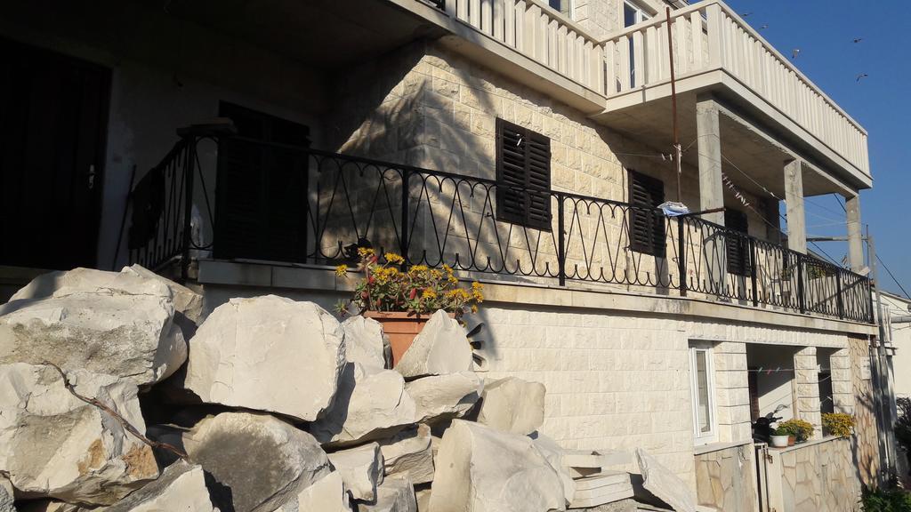 Apartments Nikola Pucisca Bagian luar foto