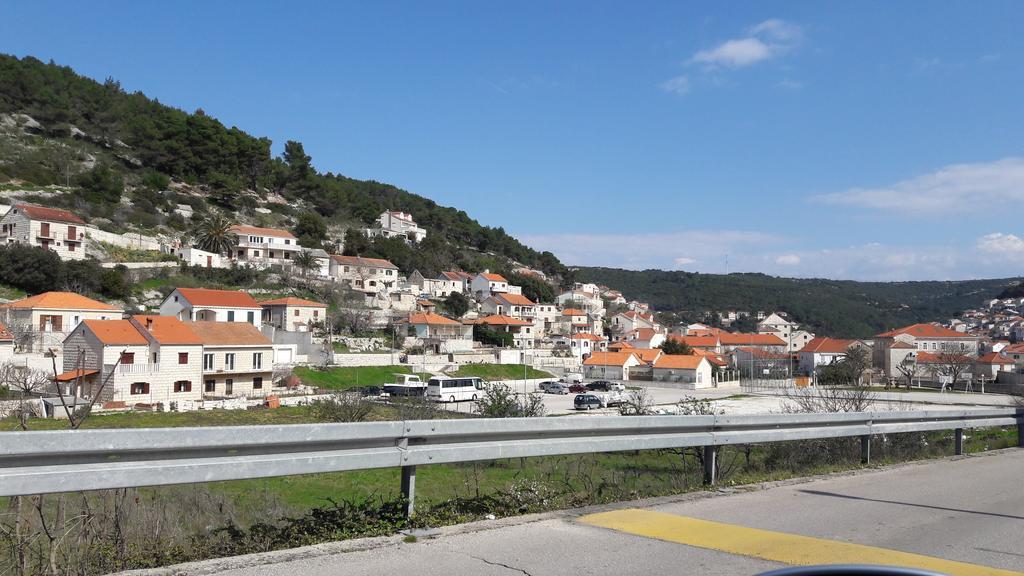 Apartments Nikola Pucisca Bagian luar foto