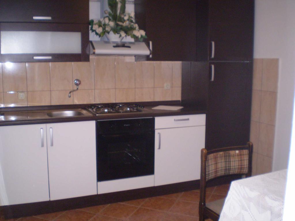 Apartments Nikola Pucisca Bagian luar foto