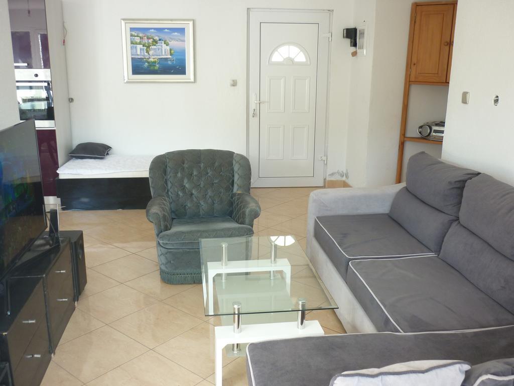 Apartments Nikola Pucisca Bagian luar foto