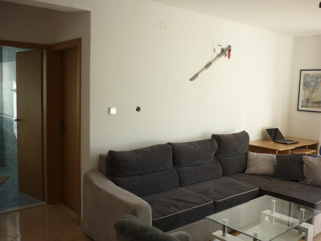 Apartments Nikola Pucisca Bagian luar foto